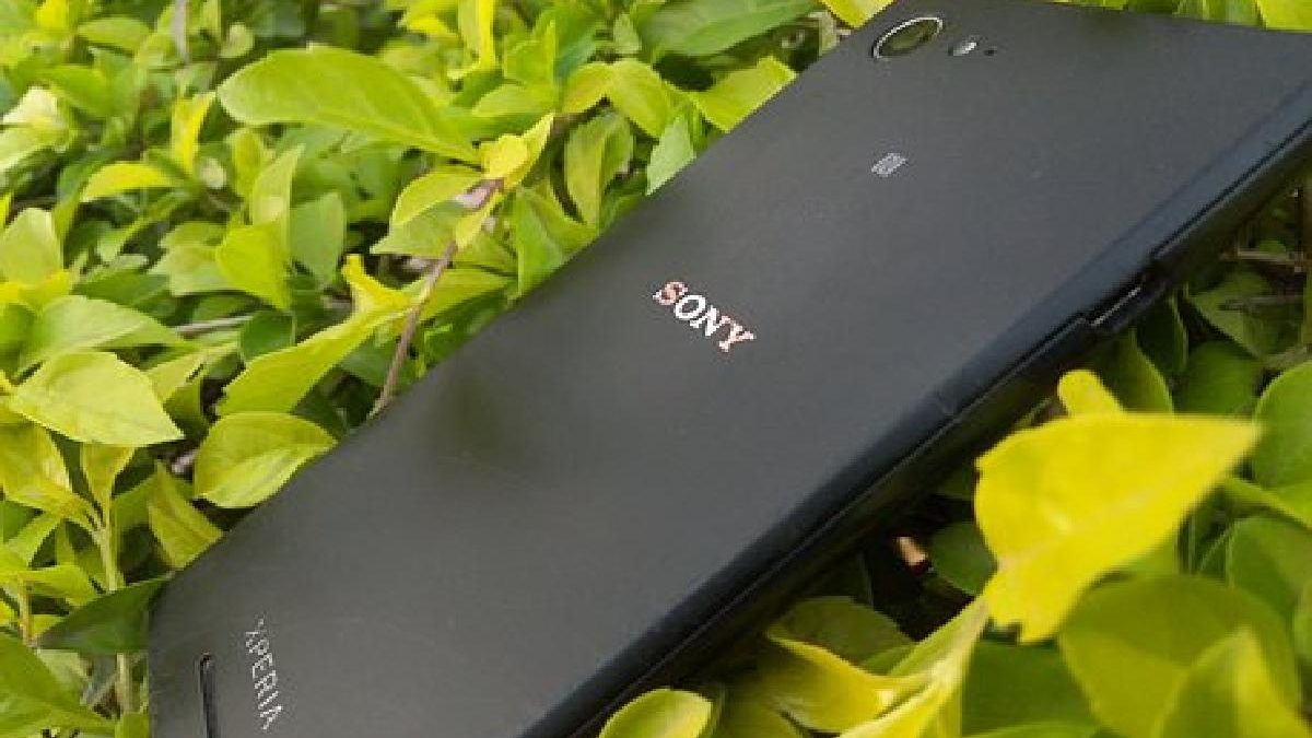 Sony Xperia X – About, Smartphone Complex, Contrasted Design, and More